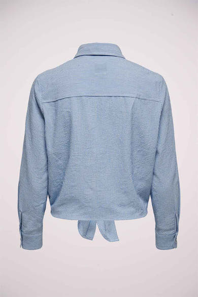 Chemise bleue à rayures, de ONLY, avec détail noué au dos.