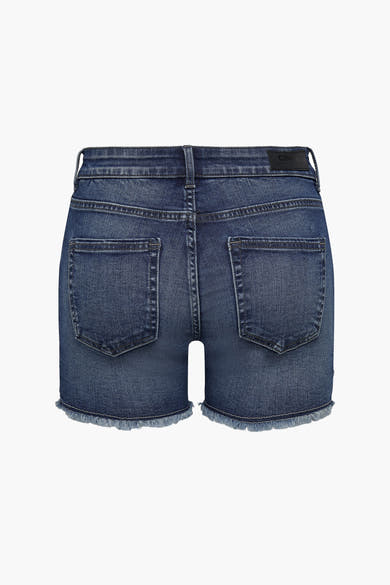 Short en jean bleu par ONLY, avec ourlet effiloché et poches arrière.