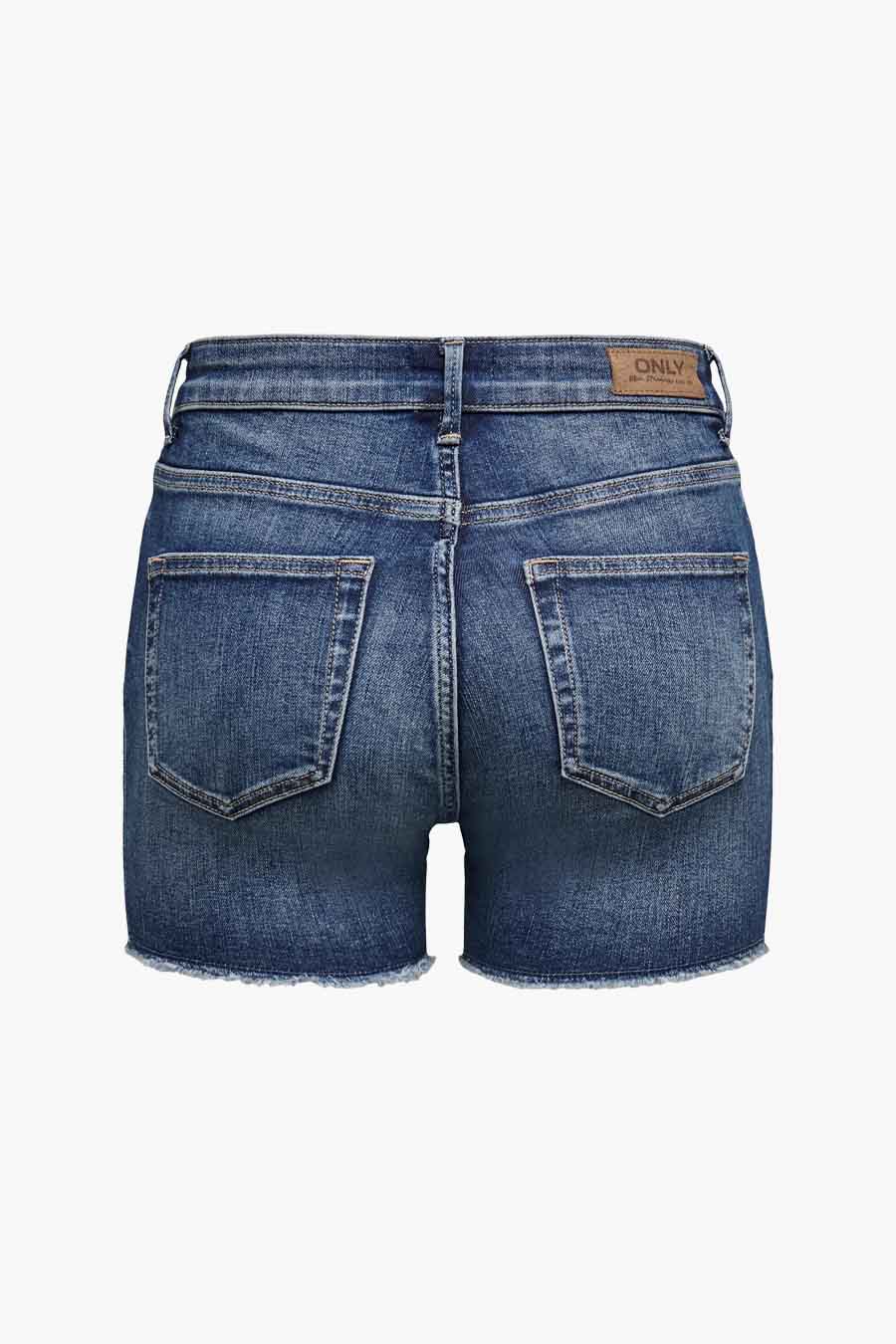 Short en jean bleu par ONLY, avec poches arrières et ourlet effiloché.

