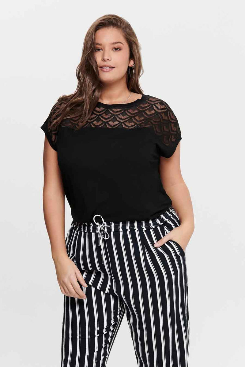 Zwart effen T-shirt met korte mouwen van CARMAKOMA, met kanten inzetstuk en gedragen met een gestreepte broek.