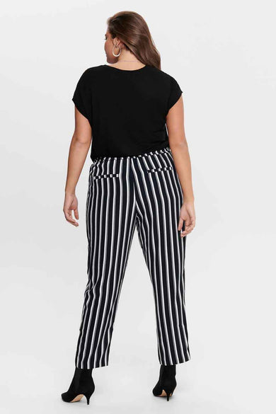 Zwarte top met korte mouwen van CARMAKOMA, met een persoon die een zwart-wit gestreepte broek draagt.