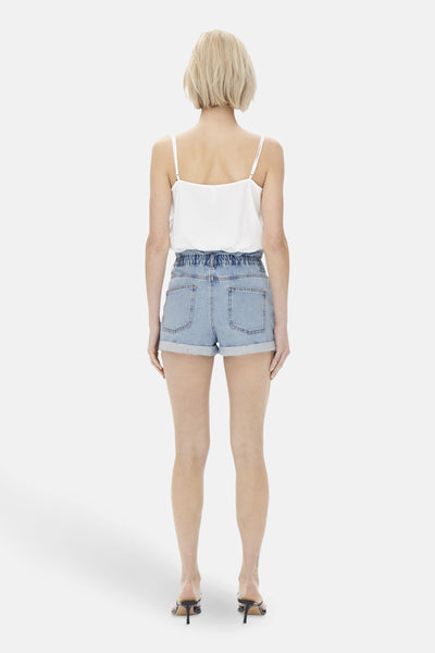 Short bleu en denim de ONLY, porté avec un débardeur blanc et des mules noires