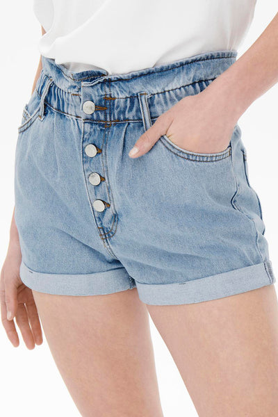 Korte spijkerbroek in blauwe denim van ONLY, met elastische tailleband en knoopsluiting aan de voorkant.