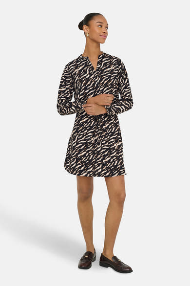 Multikleed met lange mouwen van ONLY®, zebraprint, gedragen met bruine loafers.