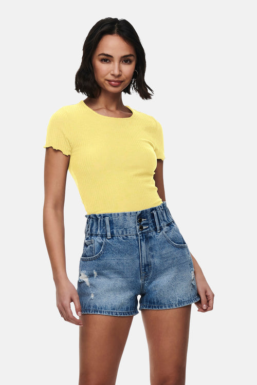 T-shirt jaune à manches courtes de ONLY, en maille côtelée, porté avec un short en jean taille haute.
