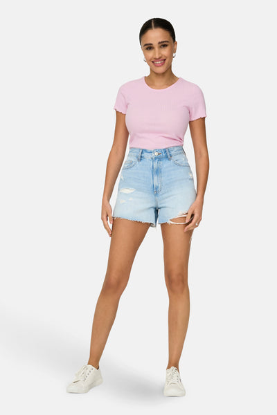 T-shirt rose à manches courtes de ONLY, porté avec un short en jean délavé et des baskets blanches.