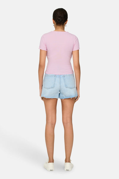 T-shirt rose à manches courtes de ONLY, porté avec un short en jean clair et des baskets blanches.