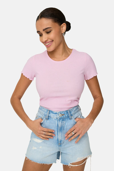 T-shirt rose à manches courtes de ONLY, porté avec un short en jean délavé