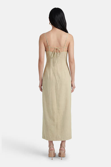Robe verte de GOA GOA, coupe midi avec dos nu à fines bretelles et détail noué.