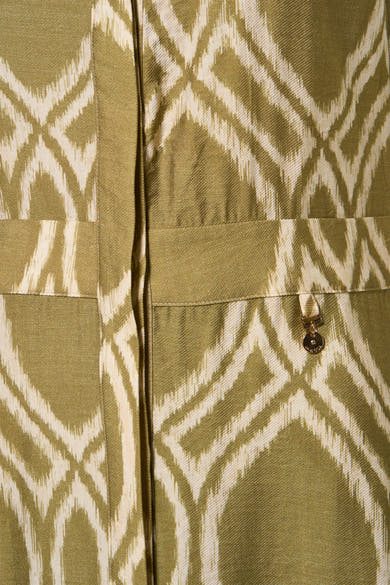Groene jurk met ruitpatroon van GOA GOA met bijpassende ceintuur en gouden detail.
