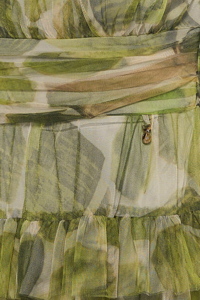 Korte groene jurk van GOA GOA in tule met bladerpatroon, met geplooide details en gouden bedeltje.