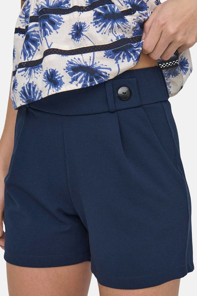 Short bleu de JDY, avec bouton décoratif à la taille et poches latérales.
