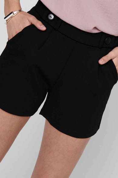 Short noir de JDY, avec poches latérales et détails de boutons décoratifs à la taille.