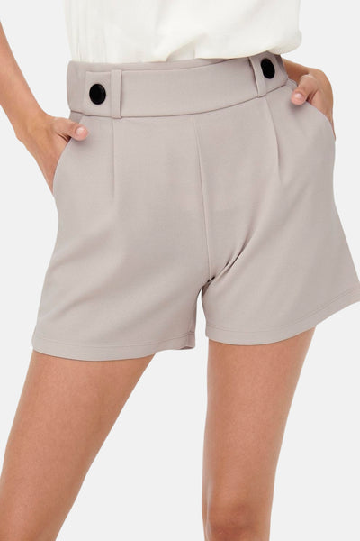 Short gris par JDY avec détails de ceinture à boutons noirs et poches.