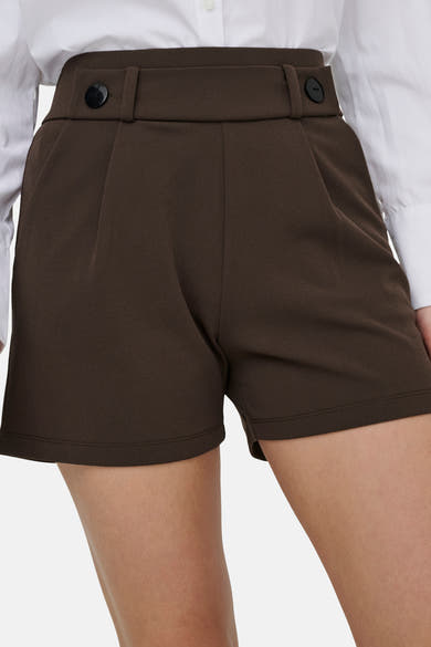 Korte broek van JDY, met knoopceintuur en gestructureerde plooien.