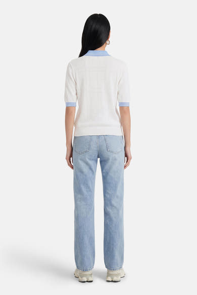 Pull polo blanc à manches courtes de GOA GOA avec col et poignets côtelés bleu clair, motif quadrillé, vue de dos.