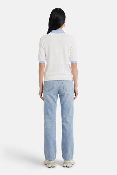 Pull polo blanc à manches courtes de GOA GOA avec col et poignets côtelés bleu clair, motif quadrillé, vue de dos.