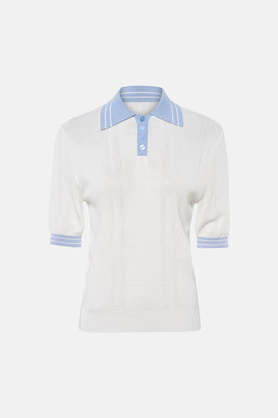 Pull polo blanc en maille ajourée de GOA GOA, avec col et poignets bleus rayés et patte de boutonnage.
