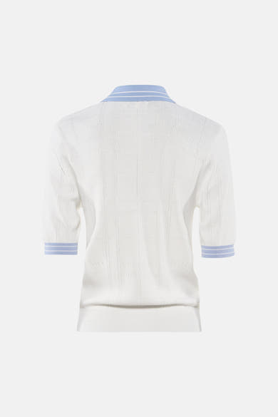 Pull en maille blanc ajouré de GOA GOA avec col polo et poignets rayés bleu ciel, vue de dos.