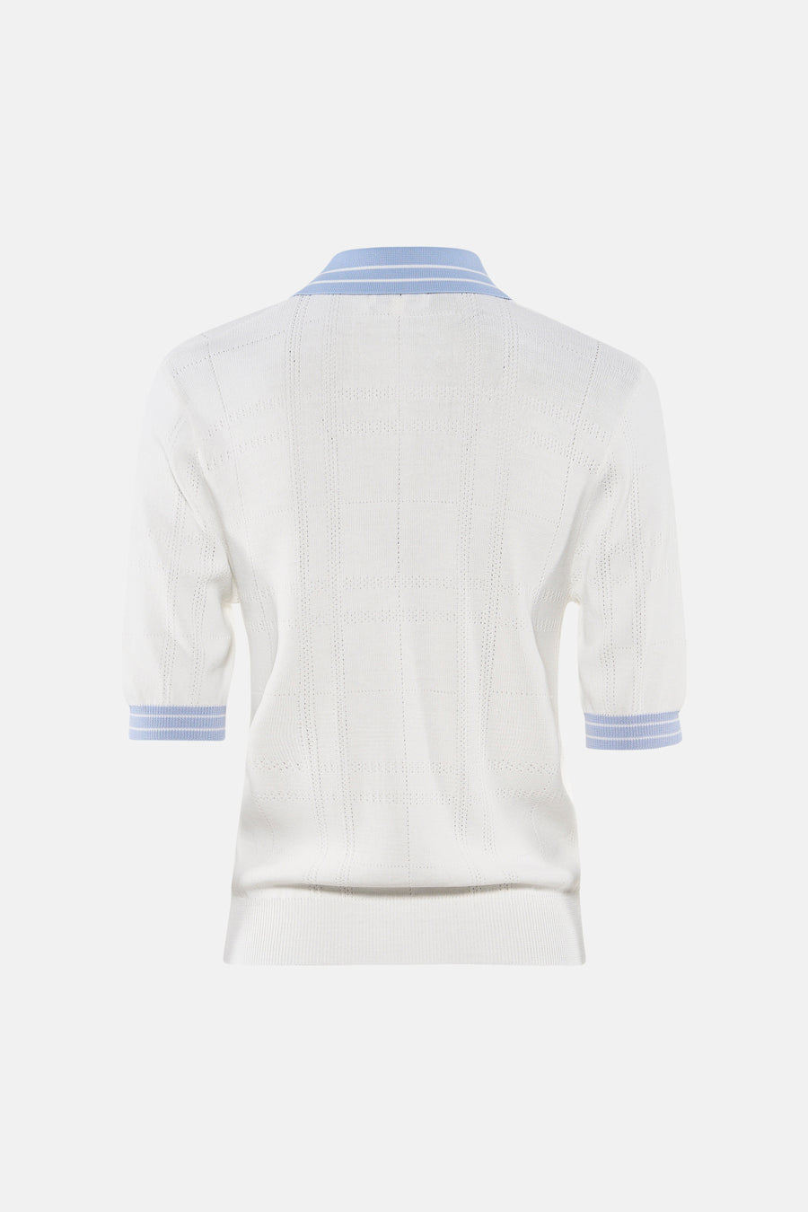 Pull en maille blanc ajouré de GOA GOA avec col polo et poignets rayés bleu ciel, vue de dos.