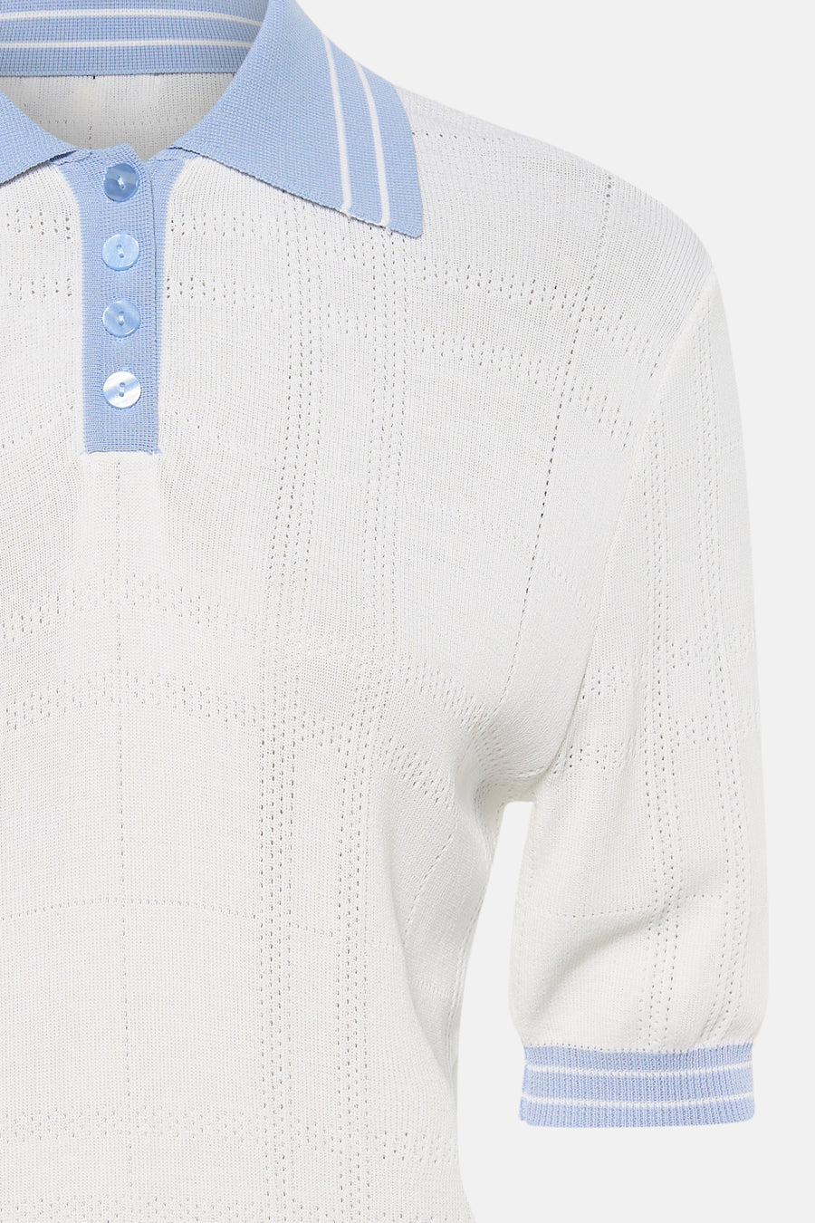 Pull blanc de GOA GOA, à col polo bleu ciel rayé, patte de boutonnage et maille ajourée, avec bordures de manches rayées.