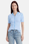 Pull côtelé rayé bleu clair et blanc de GOA GOA, à col polo zippé, porté avec un jean.