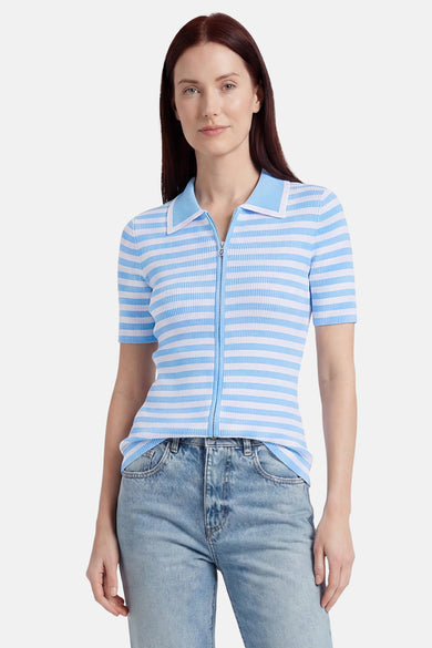 Pull côtelé rayé bleu clair et blanc de GOA GOA, à col polo zippé, porté avec un jean.