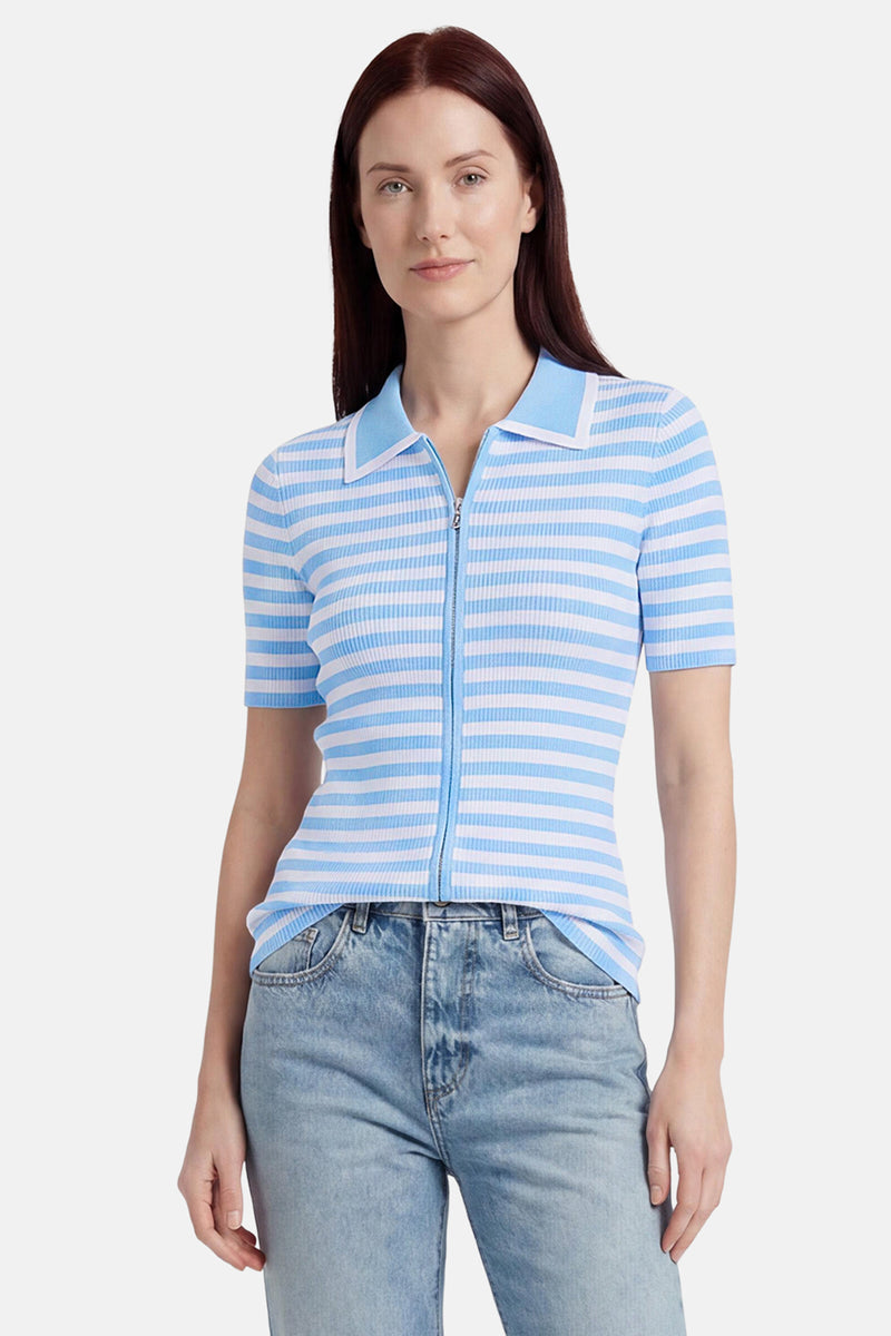 Pull côtelé rayé bleu clair et blanc de GOA GOA, à col polo zippé, porté avec un jean.