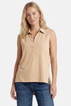 Blouse sans manches beige de la marque GOA GOA, à col, encolure en V, et fentes latérales boutonnées, portée avec un jean.