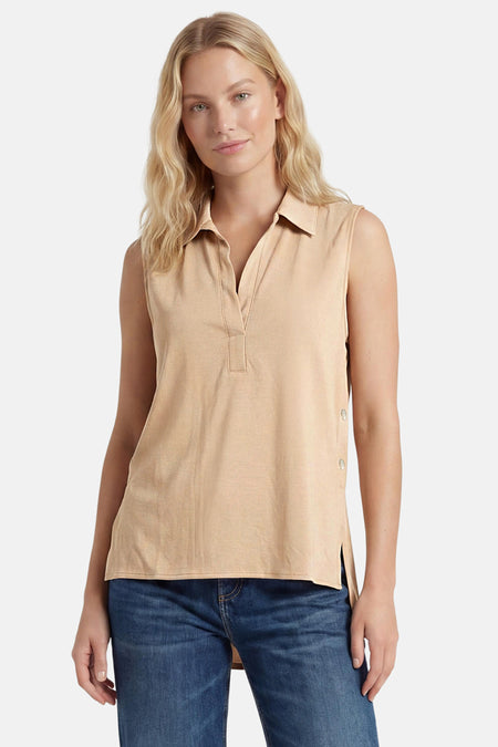 Blouse sans manches beige de la marque GOA GOA, à col, encolure en V, et fentes latérales boutonnées, portée avec un jean.