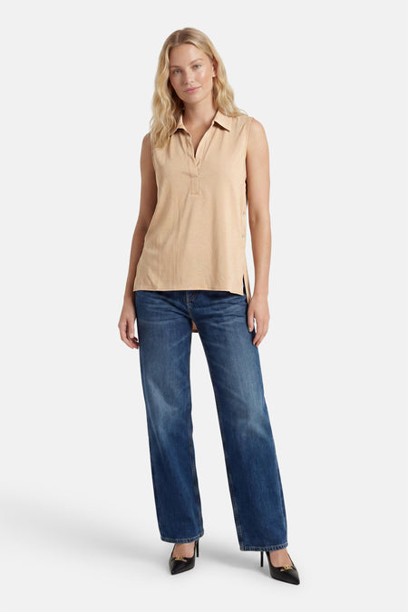 Blouse beige de GOA GOA sans manches avec col et boutons décoratifs sur le côté.