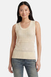 Top sans manches beige de GOA GOA avec motifs ajourés en chevrons, bordure festonnée, porté avec un jean.