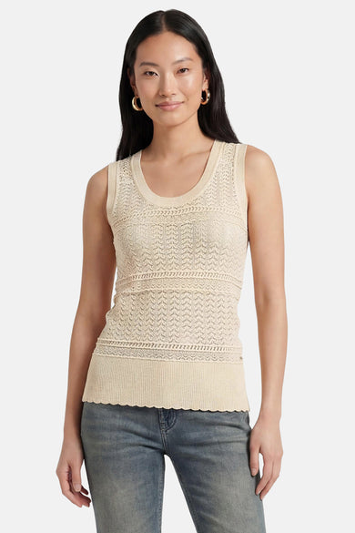 Top sans manches beige de GOA GOA avec motifs ajourés en chevrons, bordure festonnée, porté avec un jean.