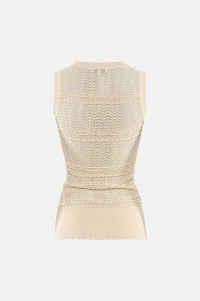Beige mouwloze top van GOA GOA, ajourgebreid met chevronpatroon en geschulpte zoom, achterzijde.