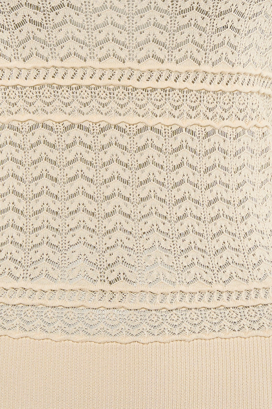 Beige mouwloze top van GOA GOA met chevron-uitsparingen, geschulpte randen en een geribbelde zoom.