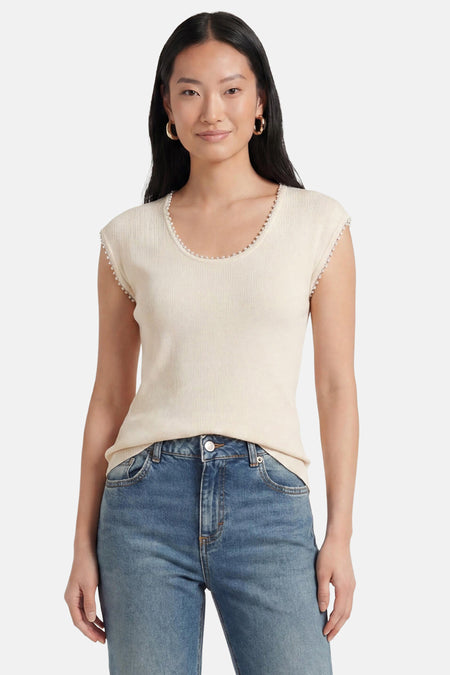 T-shirt côtelé beige de GOA GOA avec bordure perlée au col rond et aux manches courtes, porté avec un jean.