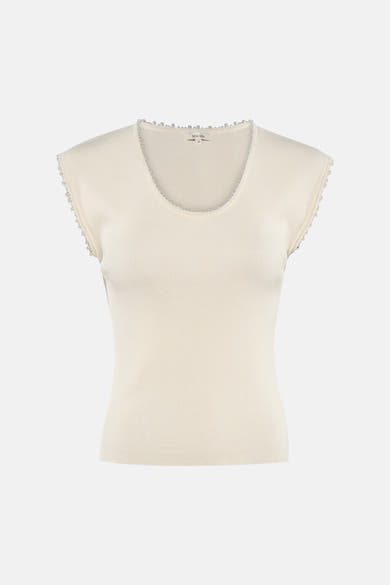 Beige T-shirt van GOA GOA in geribbelde stof met korte mouwen, versierd met kralen bij de ronde hals en armsgaten.