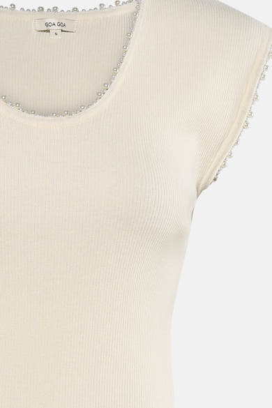 Beige geribd T-shirt van GOA GOA, versierd met kralen op de kraag en mouwen.