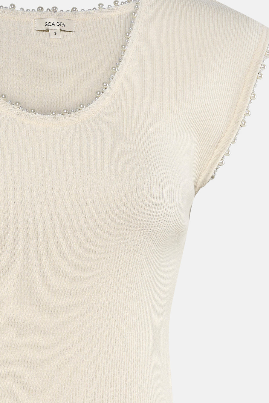 Beige geribd T-shirt van GOA GOA, versierd met kralen op de kraag en mouwen.