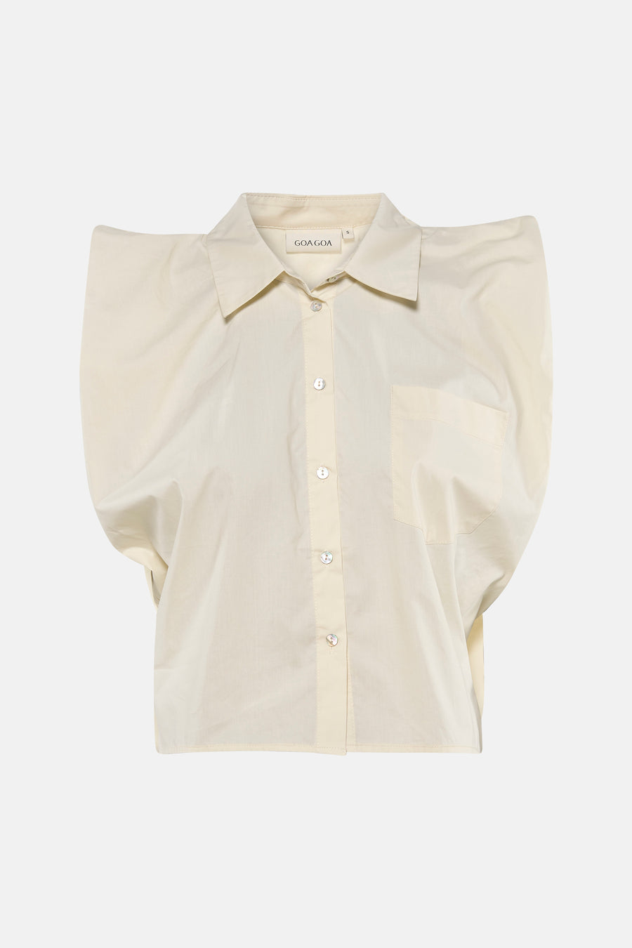 Chemisier beige de GOA GOA avec épaules larges, col classique, boutons nacrés et poche poitrine.
