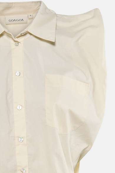 Chemisier beige sans manches de GOA GOA avec col, patte de boutonnage nacrée et poche poitrine.