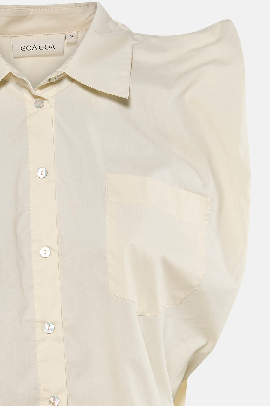 Chemisier beige sans manches de GOA GOA avec col, patte de boutonnage nacrée et poche poitrine.