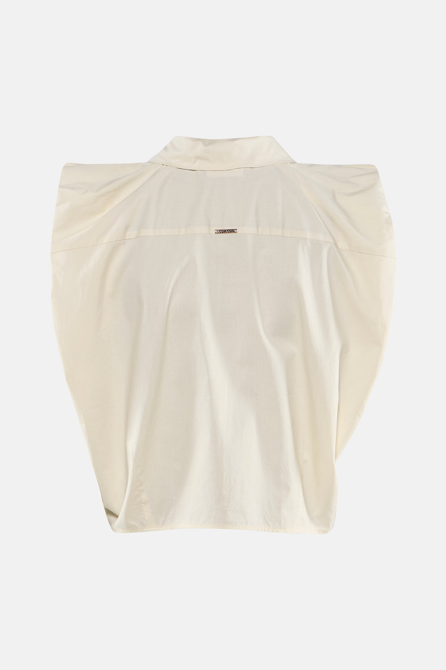 Chemisier sans manches beige de GOA GOA, vue de dos, avec petit logo métallique doré sur l'empiècement.
