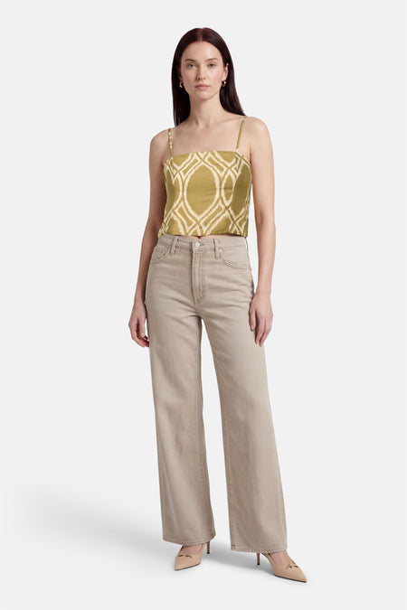 Groen top met ruitpatroon, van GOA GOA, gedragen met een beige high-waisted jeans en nude pumps.
