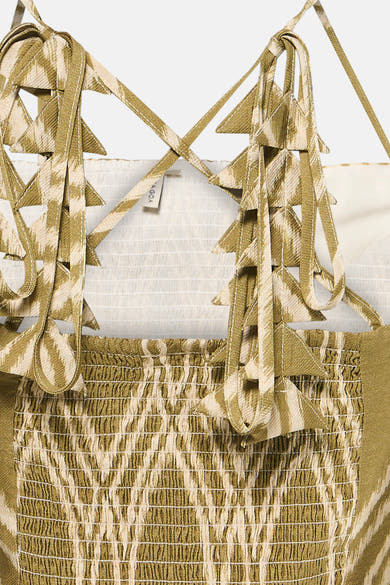 Groen mouwloos topje van GOA GOA met smockdetails en ikat-patroon bandjes.