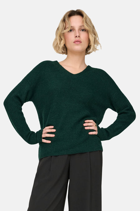 Pull col V vert foncé ONLY® porté par une femme