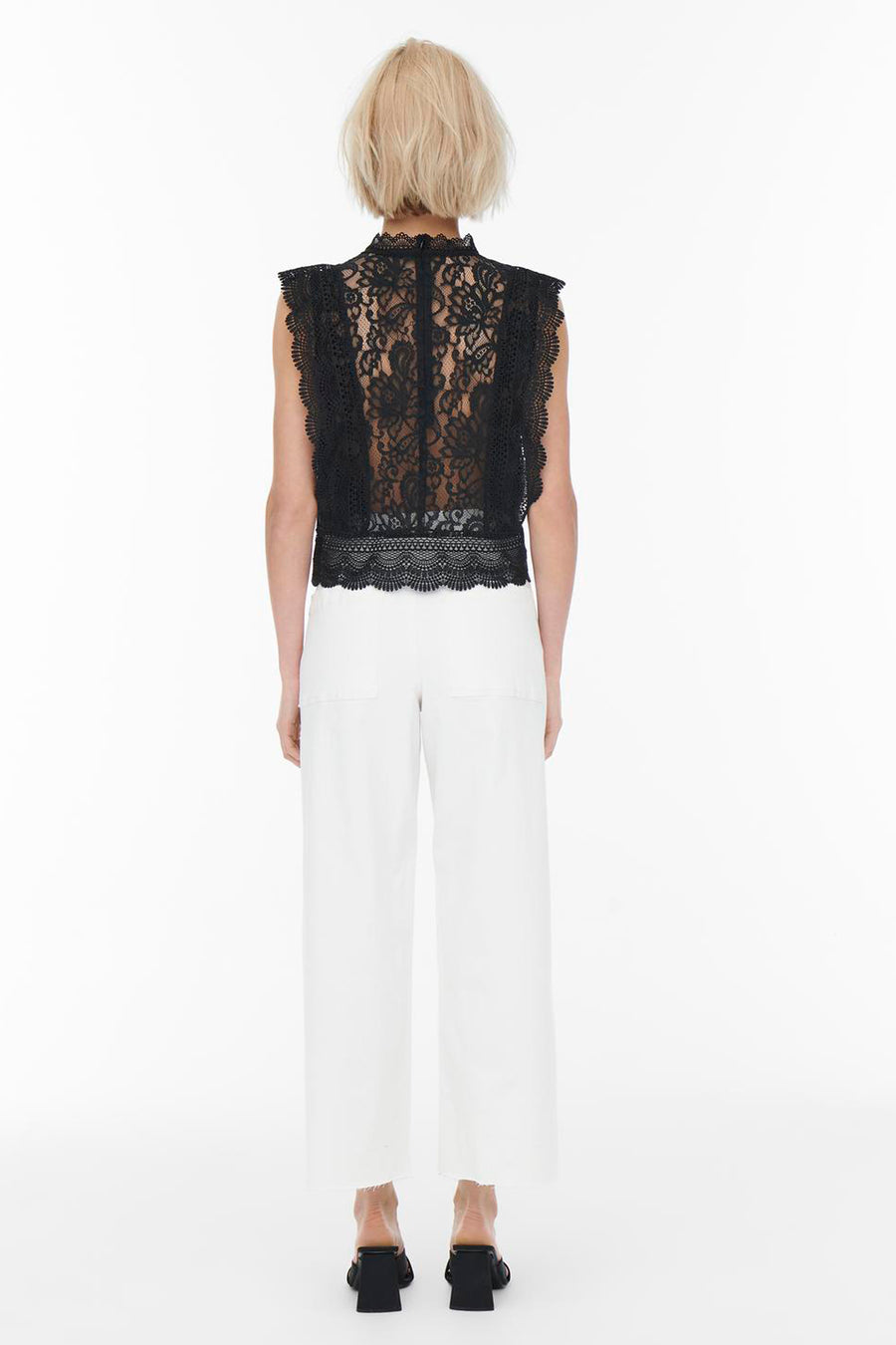 Blouse sans manches noire de ONLY, en dentelle florale avec ourlet festonné.