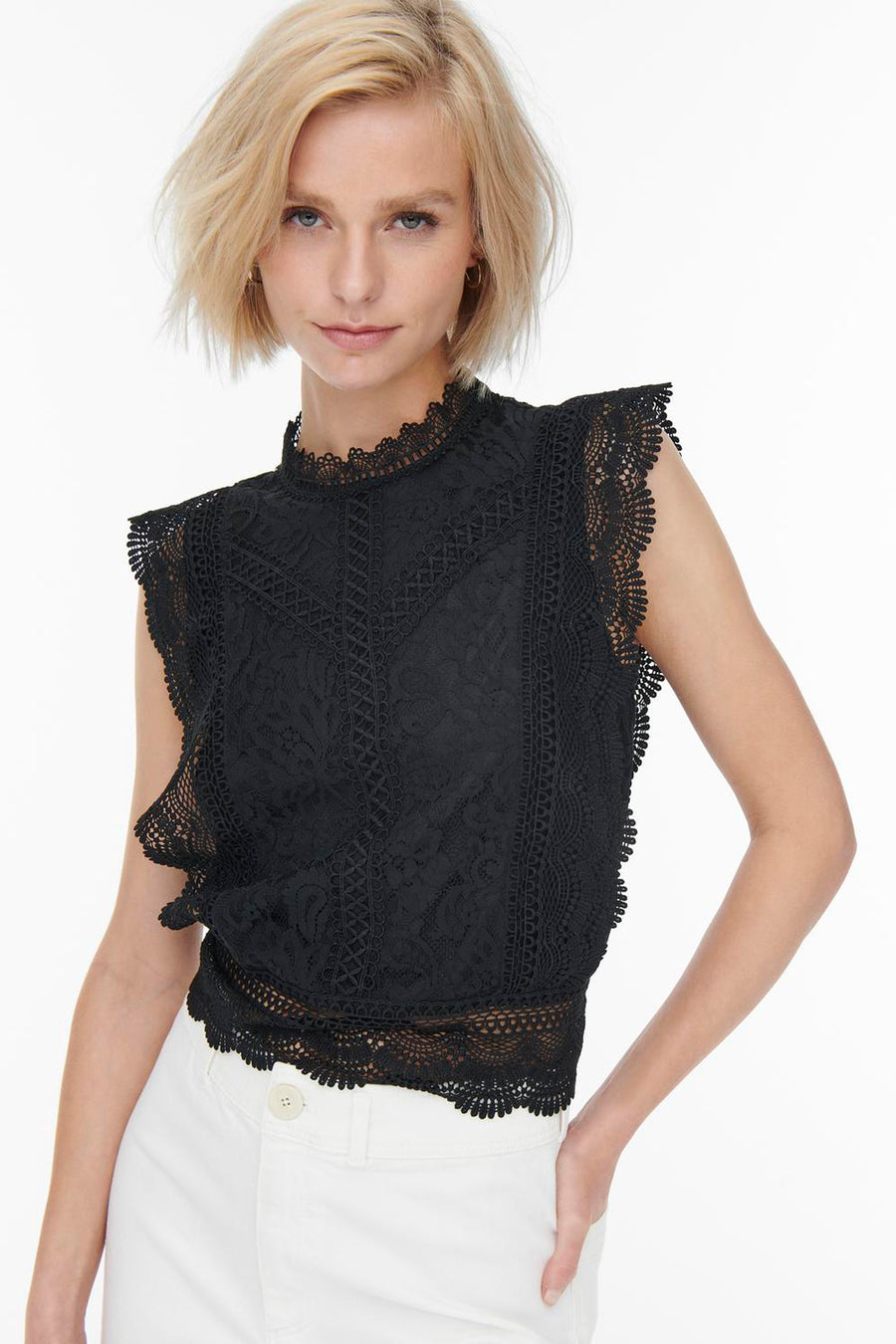 Blouse noire sans manches de ONLY®, en dentelle avec col montant et ourlet festonné.