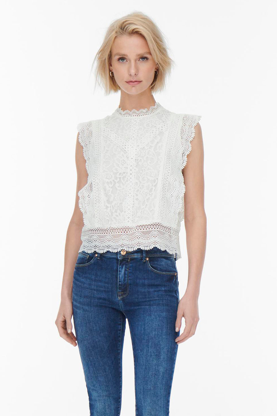 Crèmekleurige mouwloze blouse van ONLY, van bloemenkant met een hoge hals.