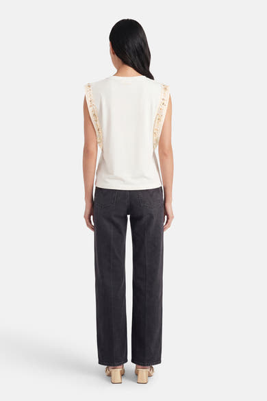 Beige T-shirt van GOA GOA met ruches en gouden borduursels op de schouders, achterzijde.